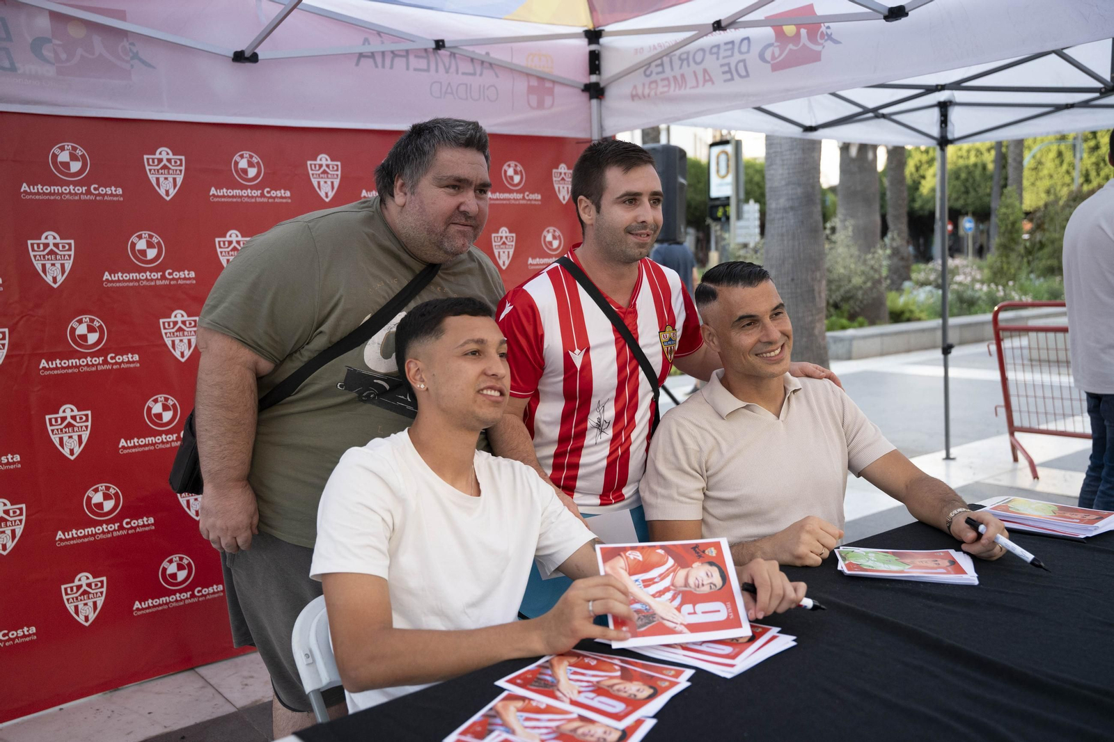 Los jugadores de la UDA Thalys y Andrés firman autógrafos