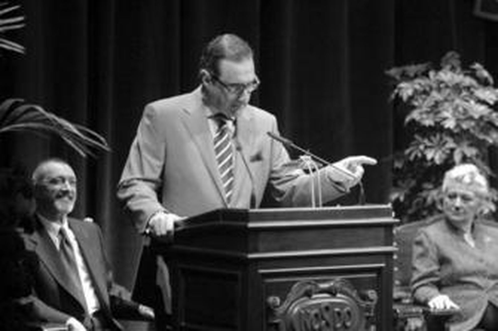 Carlos Herrera presenta al pregonero. A la derecha, Rosamar Prieto.