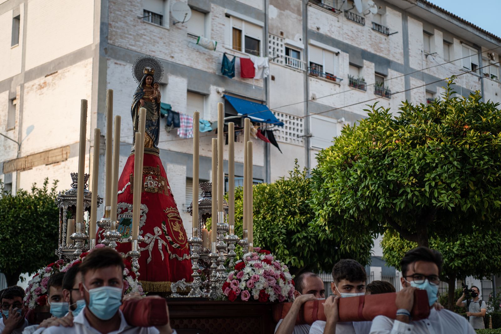 La procesión de la Virgen del Pilar por la Hispanidad en imágenes