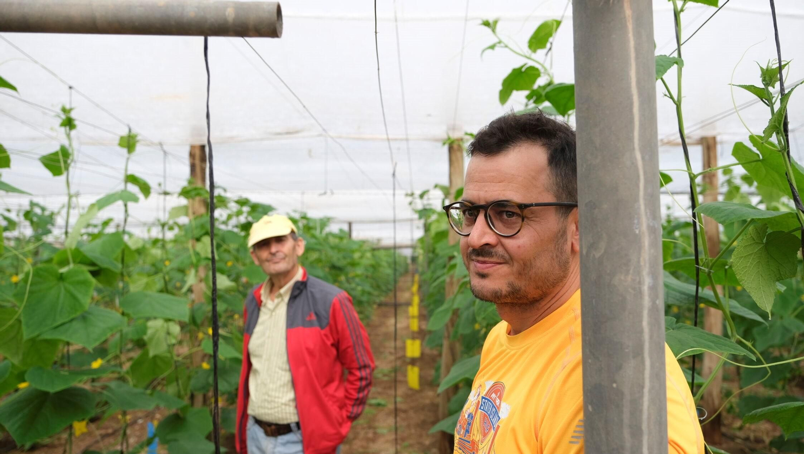 Isaías con su padre, José Antonio, en su finca de San Agustín.
