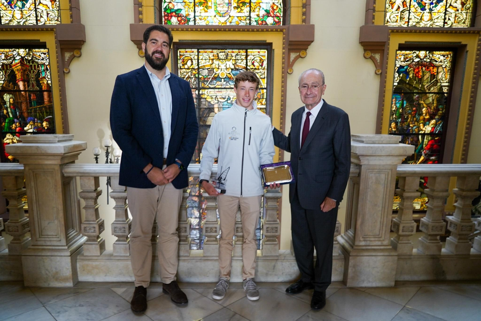 Antonio Medina, subcampeón del mundo de IQFoil juvenil, recibido en el Ayuntamiento