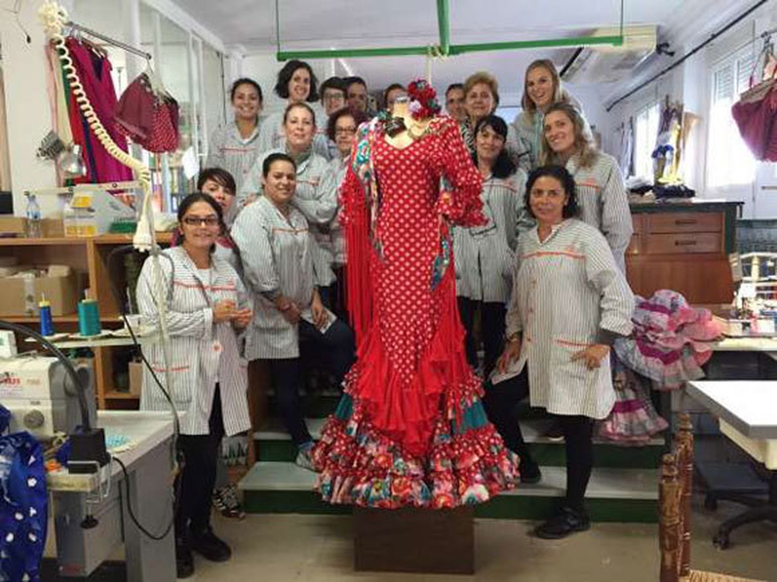 Miss Mundo luce un traje de flamenca con marca onubense