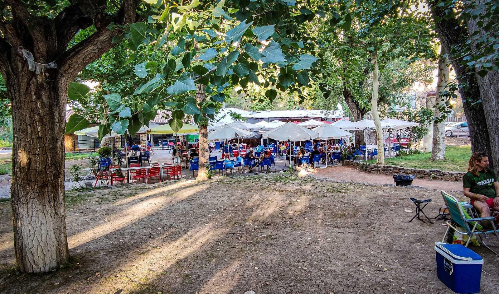 También hay una zona de restauración para comer o tomar algo en la terraza. También hay una zona de restauración para comer o tomar algo en la terraza.
