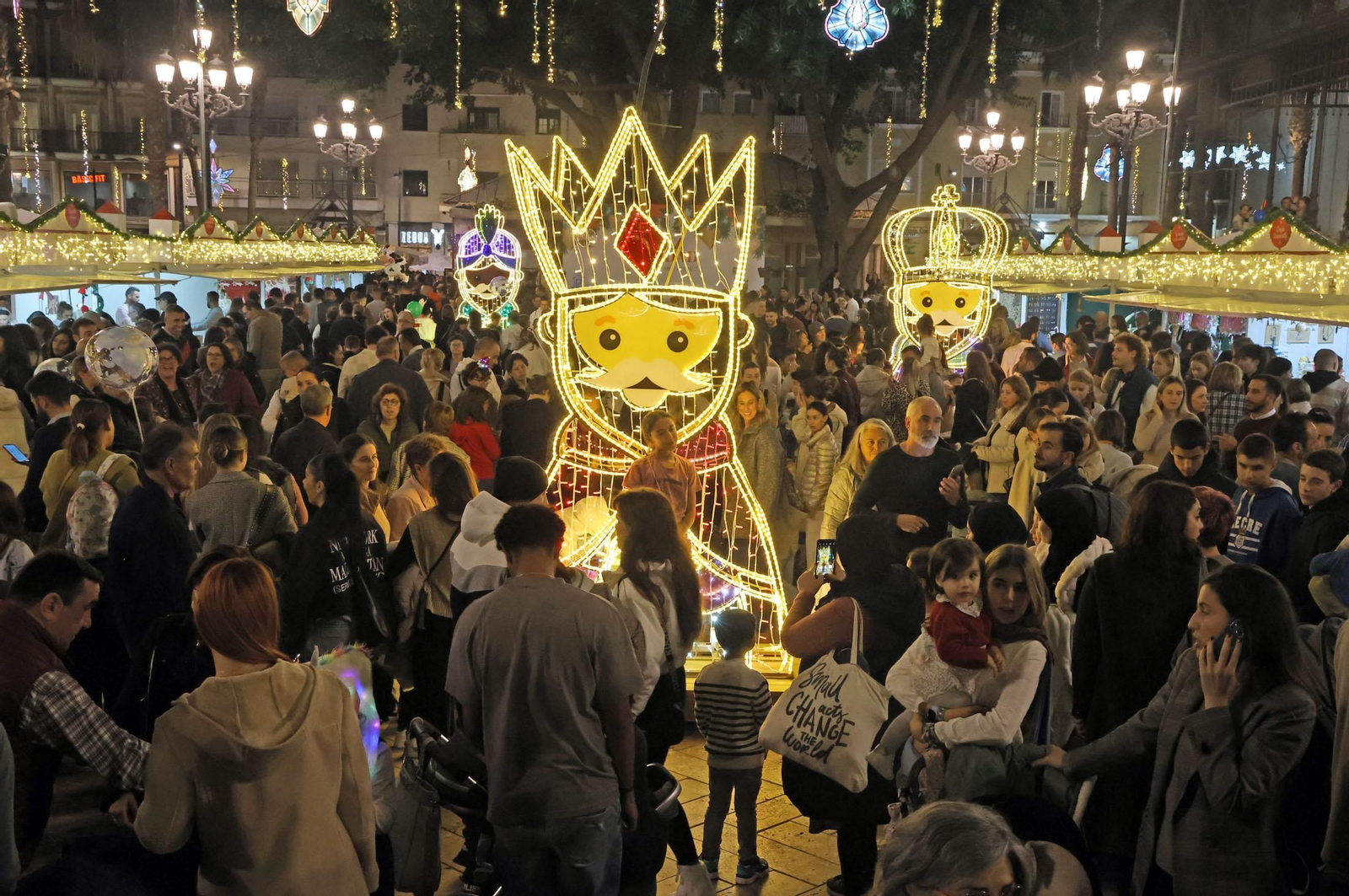 Imágenes de la nevada y alumbrado navideño en Huelva