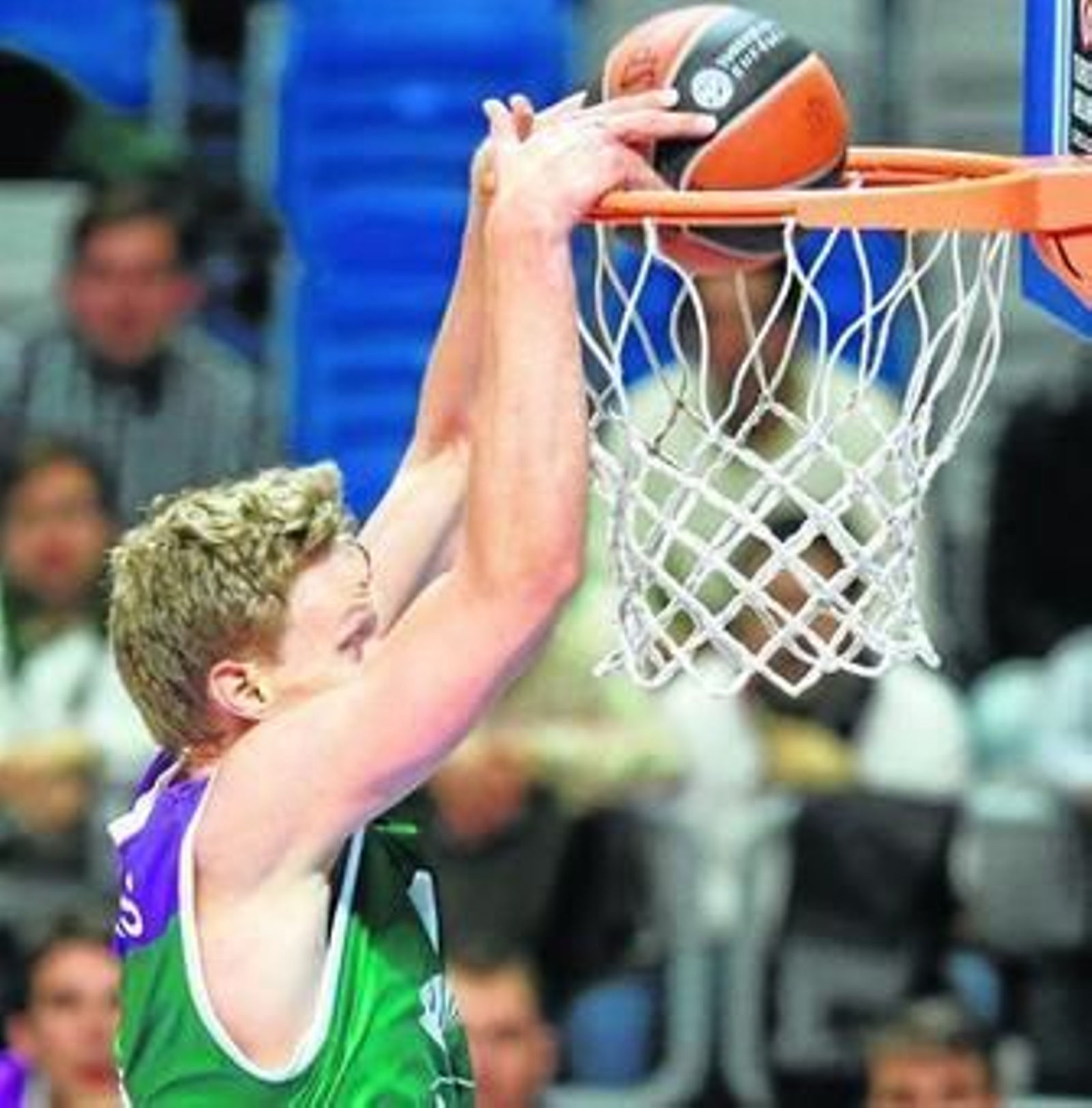 Mindaugas Kuzminskas realiza un mate.
