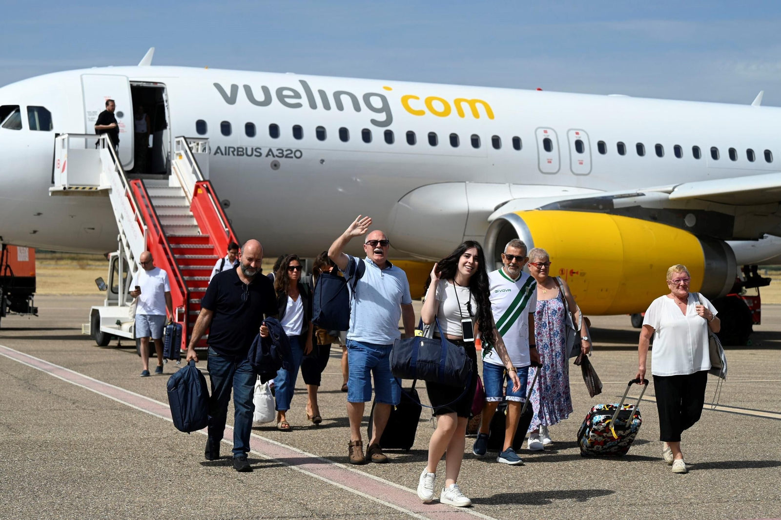 Pasajeros del primer vuelo de Vueling entre Barcelona y Córdoba, a su llegada al aeropuerto.