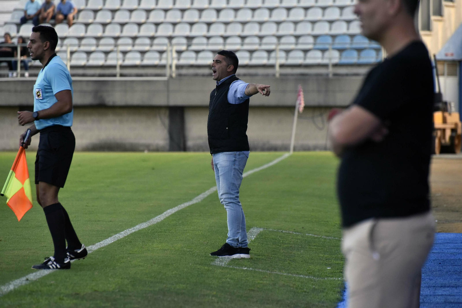 Emilio Fajardo da instrucciones a sus jugadores