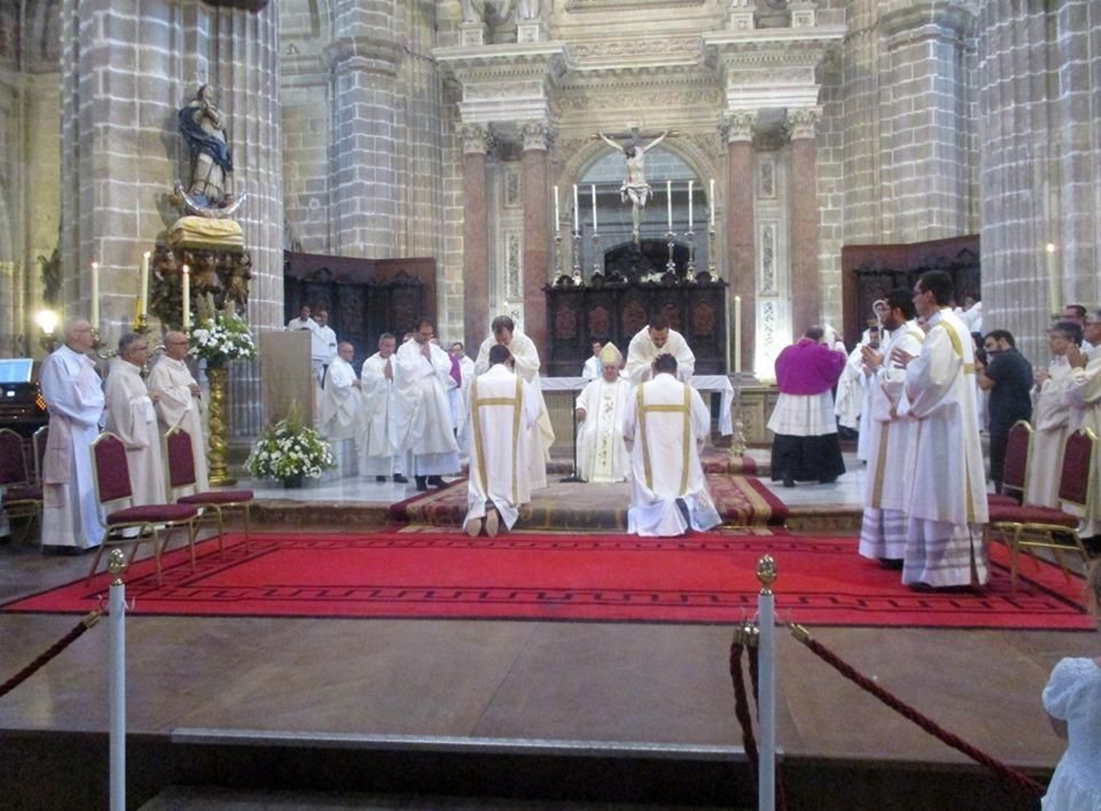 Las imágenes de la ordenación de los sacerdotes y los diáconos