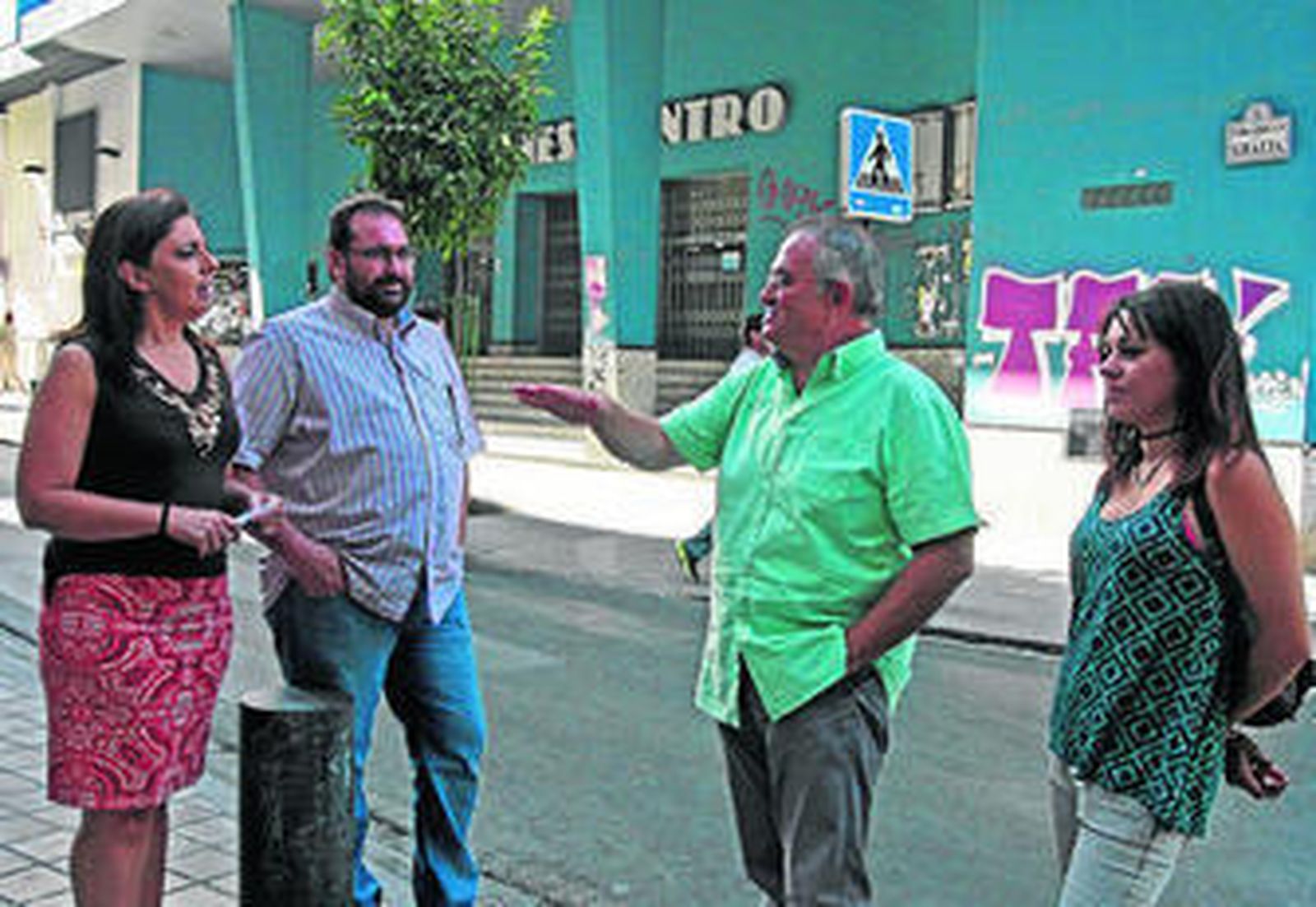 Concejales del PSOE visitan el edificio cerrado de Multicines Centro en la Plaza de Gracia.