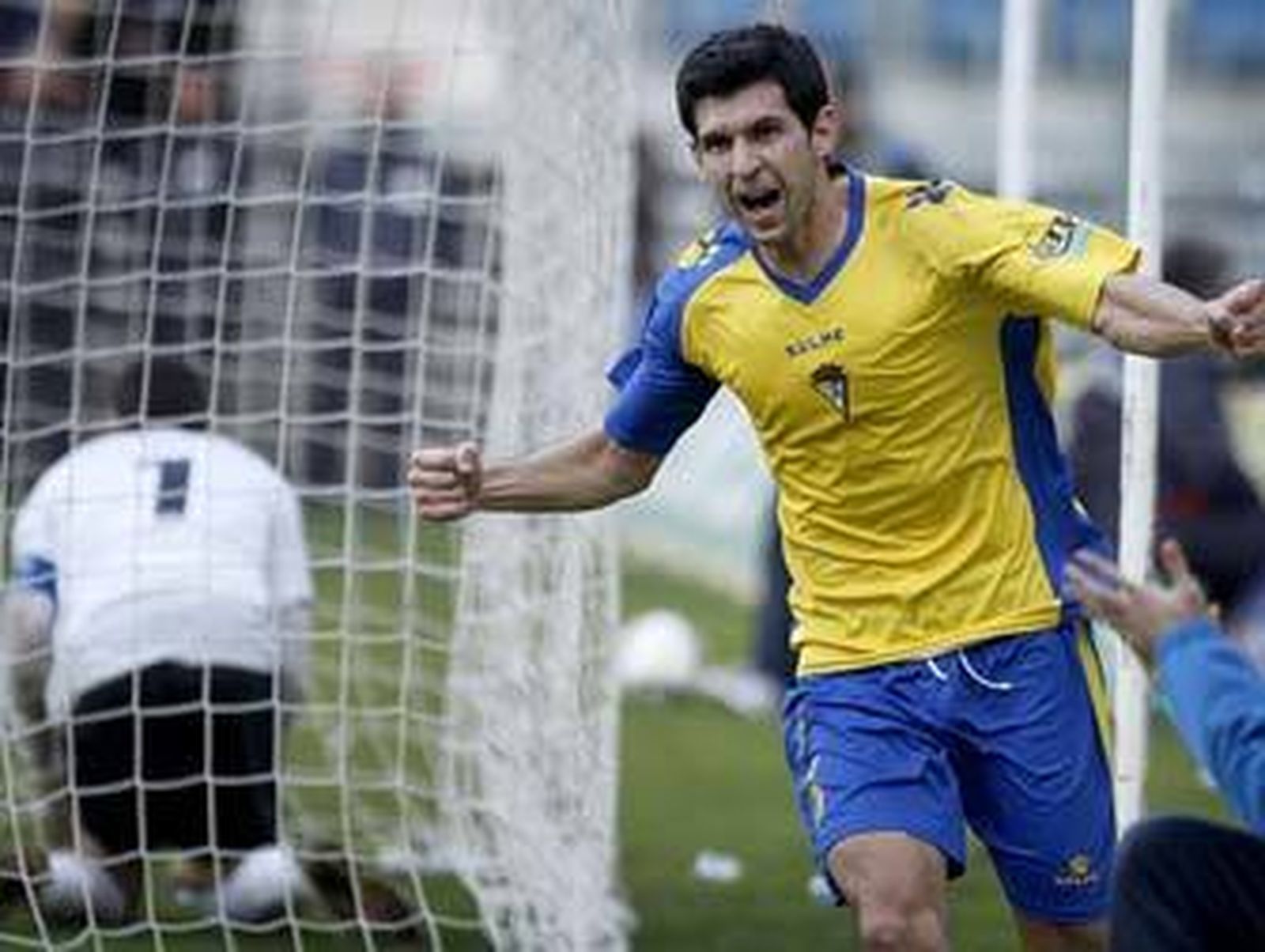 Juanjo celebra el segundo tanto de los amarillos ante el Poli Ejido./Jesús Marín