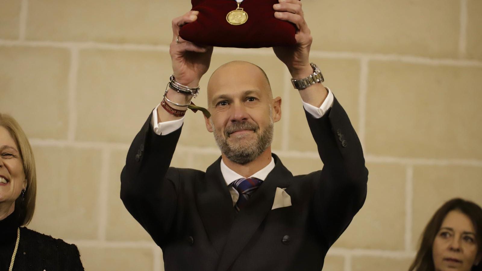 El hermano mayor de las Angustias, Francisco José Mancilla, con la Medalla de Oro concedida a la dolorosa de su corporación.