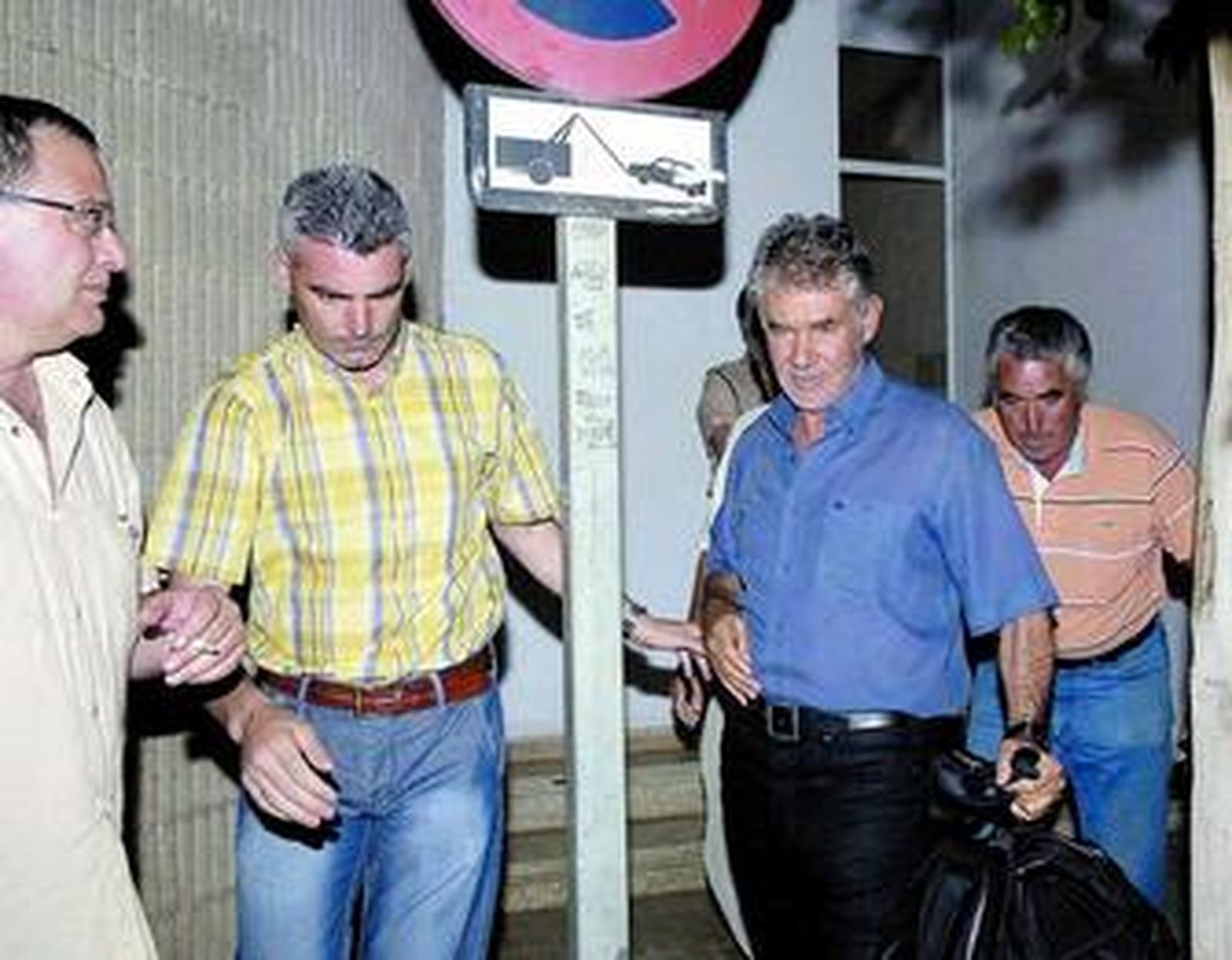 Ávila Rojas a la salida de los juzgados de Marbella tras prestar declaración en julio de 2006.