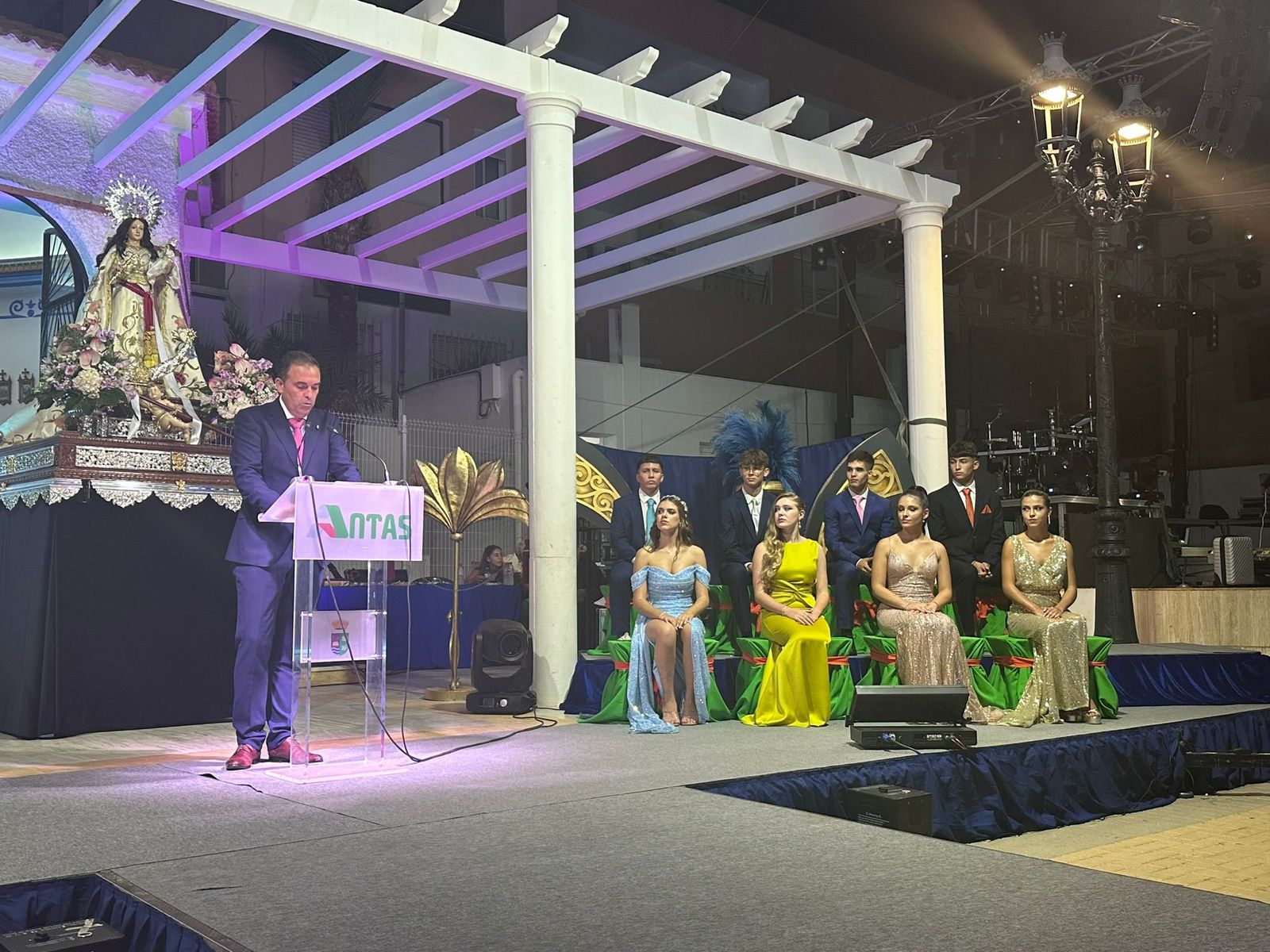 El alcalde y las damas y reinas junto a la Virgen de la Cabeza.