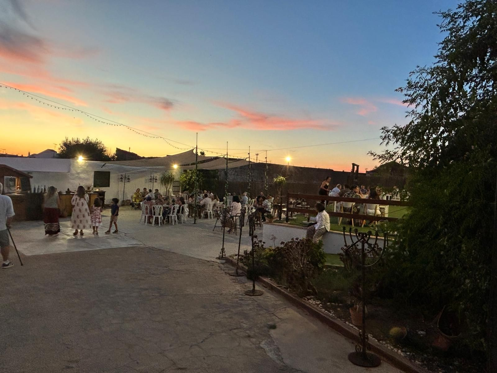 Ambiente del restaurante al atardecer.