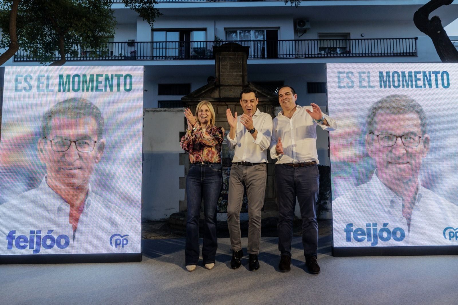 Juanma Moreno, flanqueado por María José García-Pelayo y Pedro Gallardo, este jueves en la Plaza Colón, en El Puerto.