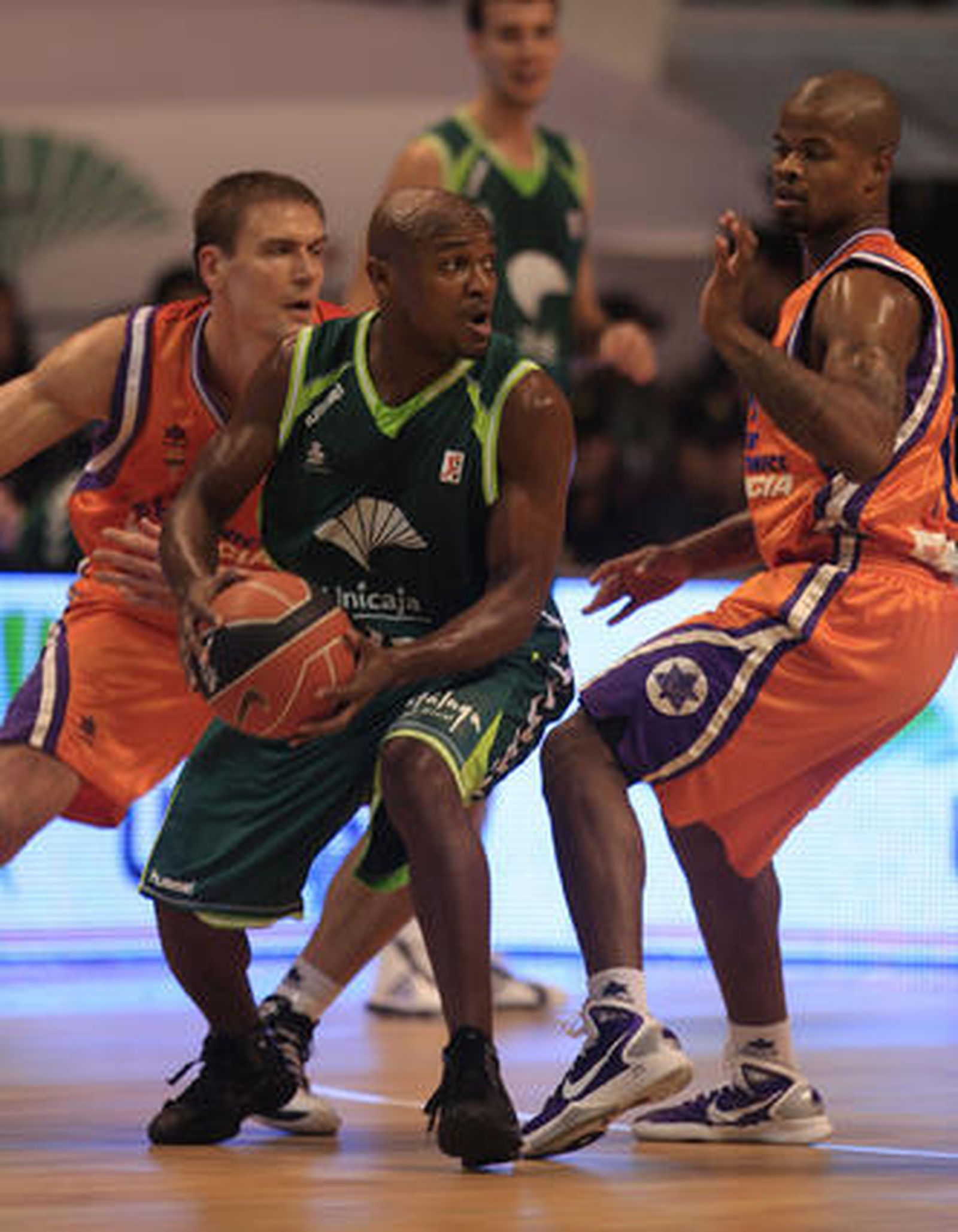 El Unicaja pierde contra el Power Electronics (64-70) y se aleja de la Copa del Rey

Los de Aíto lo intentaron hasta el final, pero la precipitación y el mal día en los tiros decantaron el encuentro para los valencianos.

Foto: Sergio Camacho / Agencias