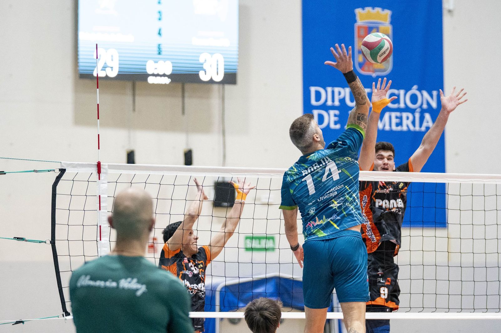 Las imágenes del partido entre Unicaja Costa de Almería y Pamesa Teruel de Superliga de voleibol