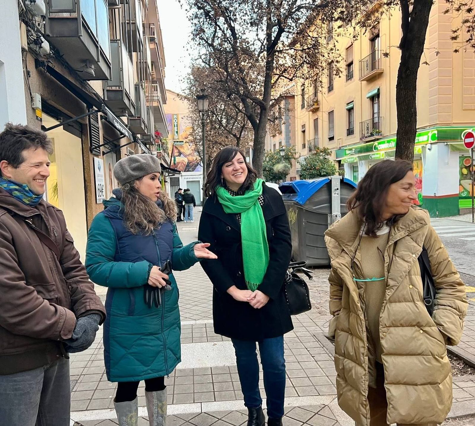 Imagen de la visita de las representantes de Granada Unida y Verdes Equo Andalucía al barrio del Realejo