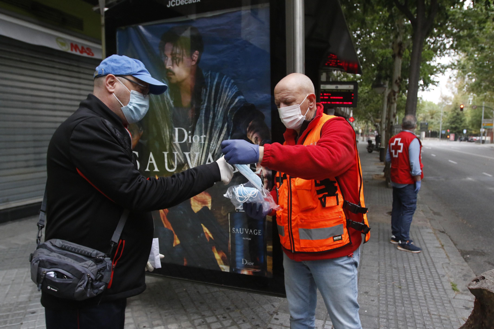 Las fotos del reparto masivo de mascarillas y la vuelta al trabajo en algunos sectores en Córdoba