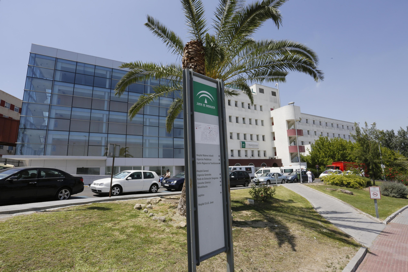 Fachada del hospital de Jerez, donde se encuentra ingresado el joven.