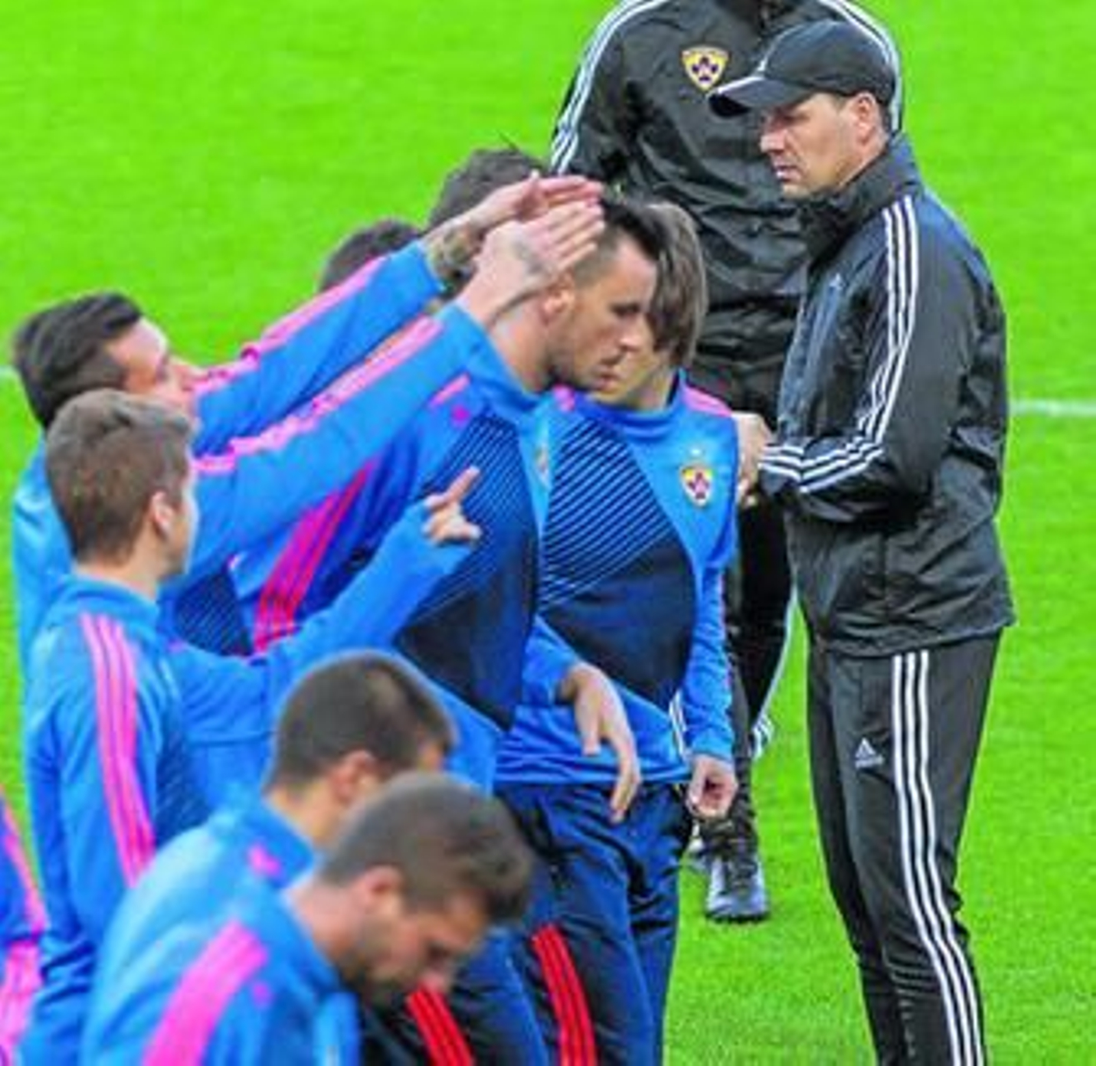 El entrenador Ante Simundza, con su plantilla en el entrenamiento de ayer en el Ramón Sánchez-Pizjuán.