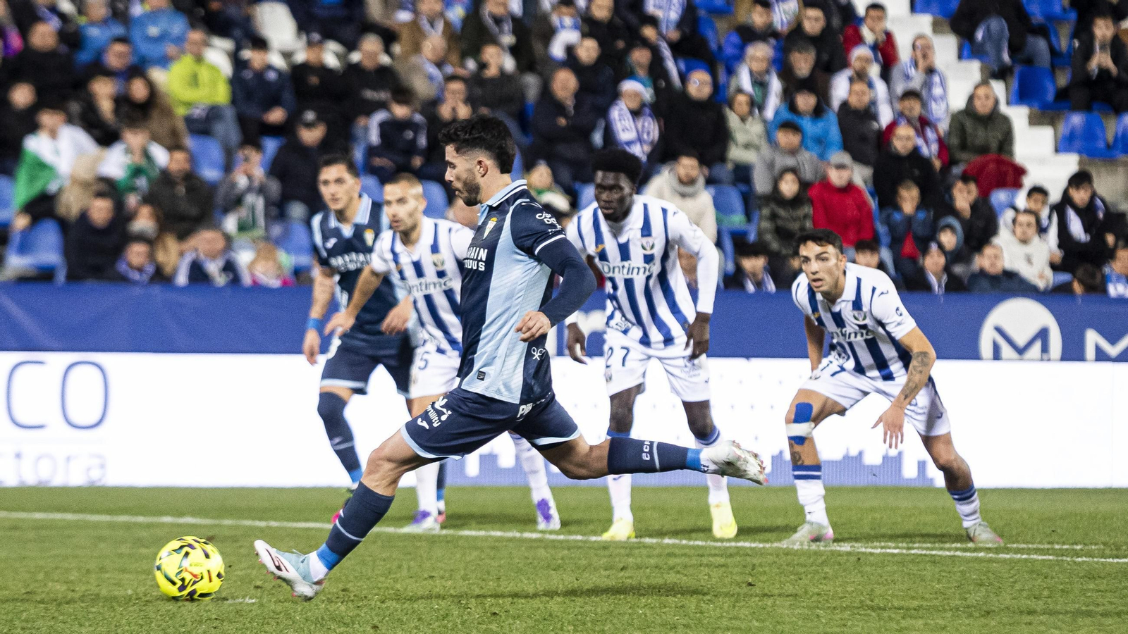 Jacobo ejecuta el penalti que pudo dar la victoria al Córdoba CF en Leganés.