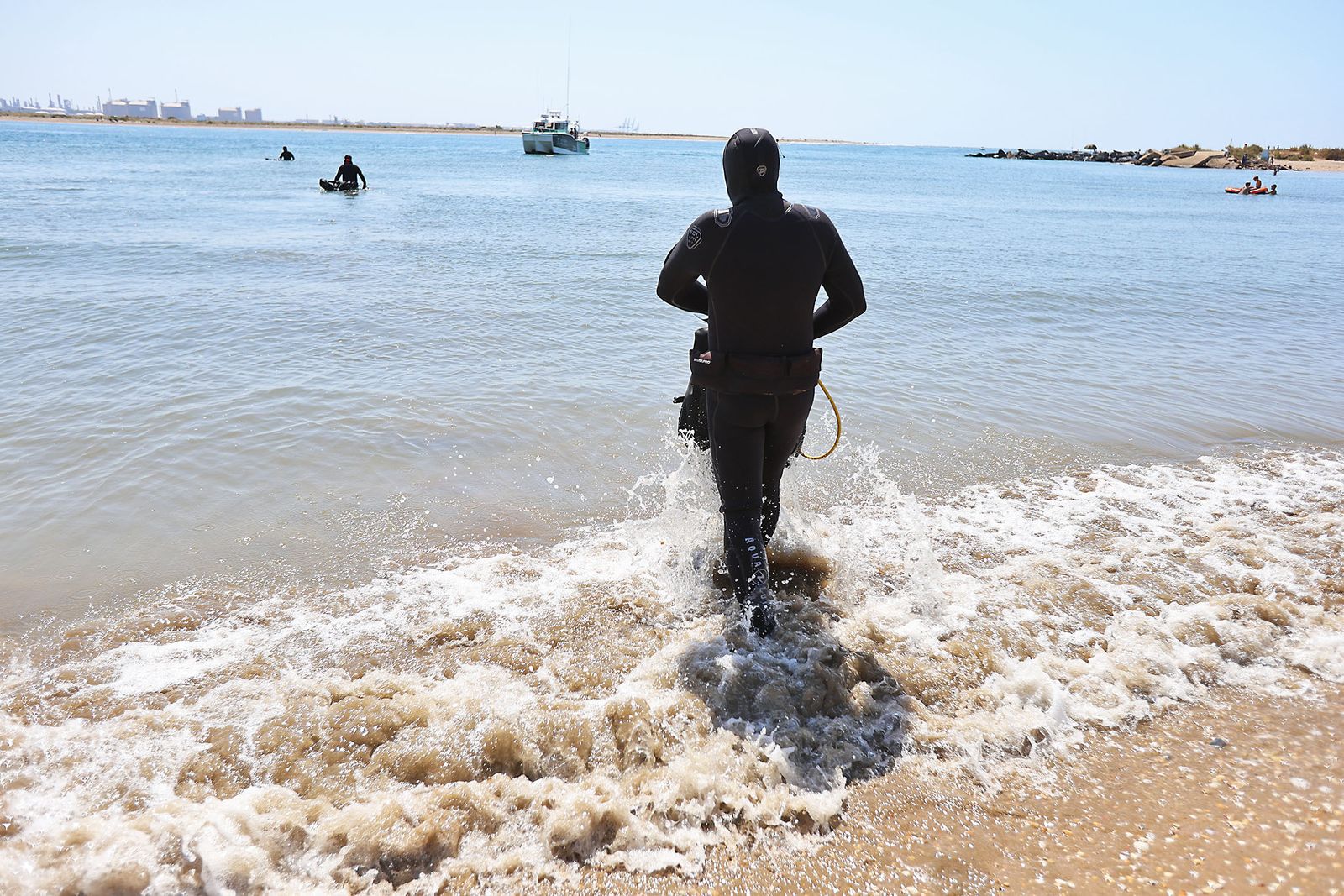 Imágenes de la gran recogida de residuos abandonados en el marco de la octava edición de '1m2 contra la basuraleza'. En la playa de la Canaleta.