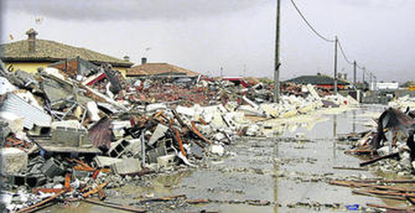 Imagen captada ayer de los restos de la promoción de viviendas, reducida a escombros.