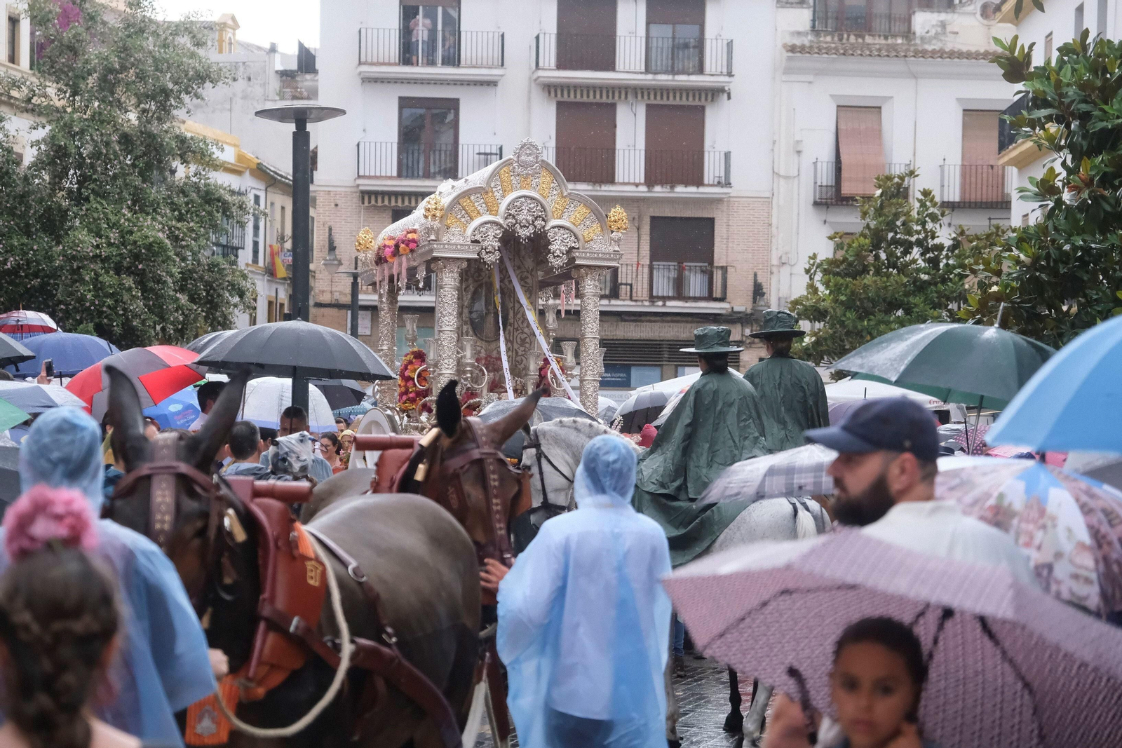 La salida bajo la lluvia de la Hermandad del Rocío de Córdoba, en imágenes