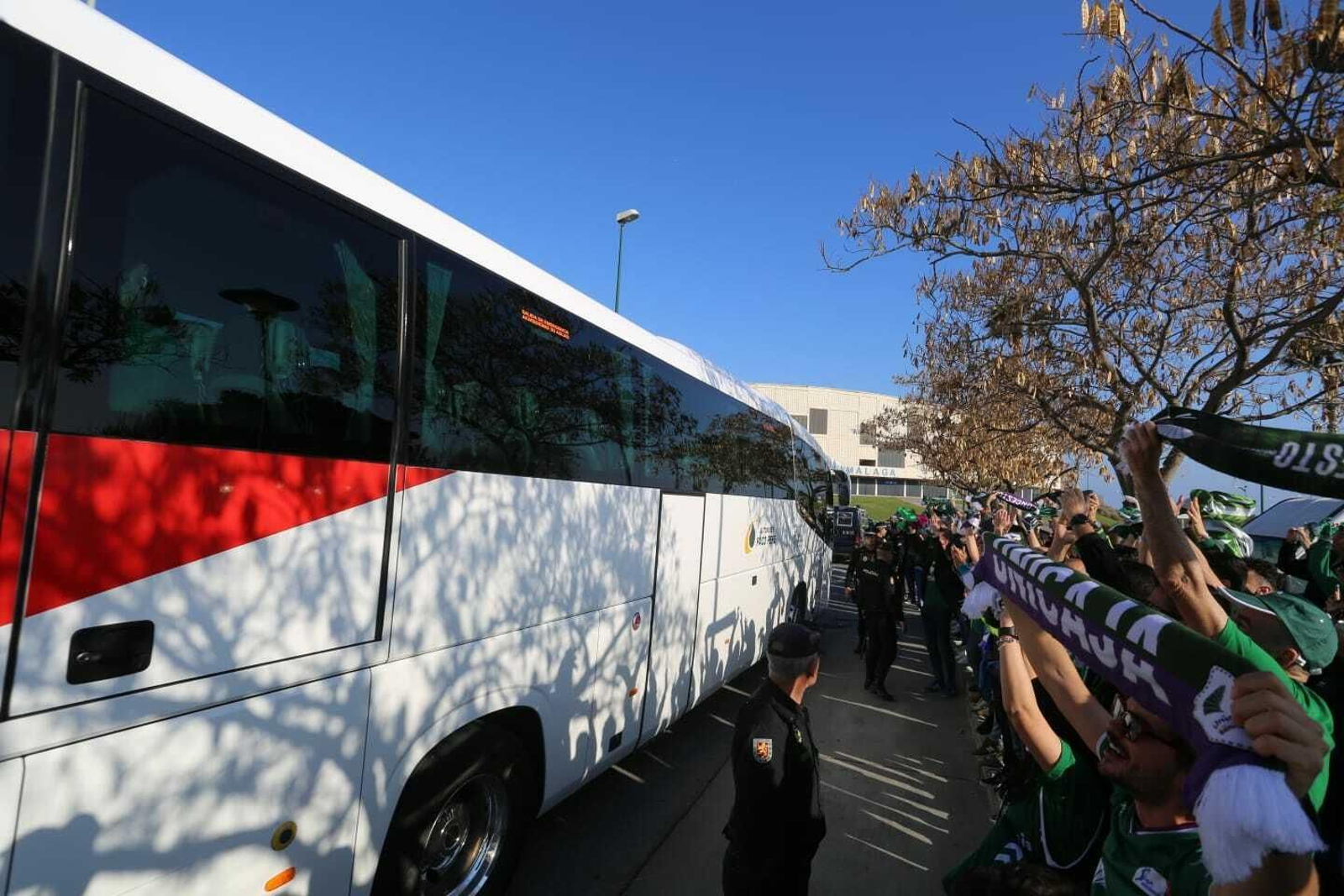 El recibimiento de la afición al Unicaja a su llegada al Martín Carpena para jugar la final de la Copa Del Rey
