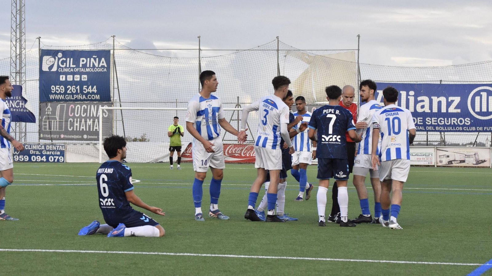 Un lance del Bollullos CF - Real Balompédica Linense