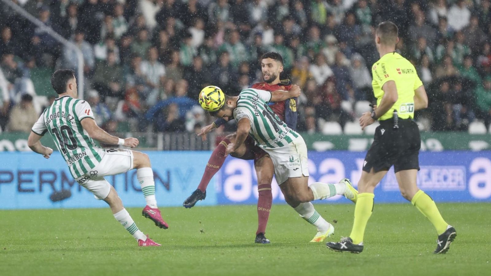 Rubén Alves se adelanta a Zakaria en un lance del Córdoba CF - Deportivo de La Coruña.