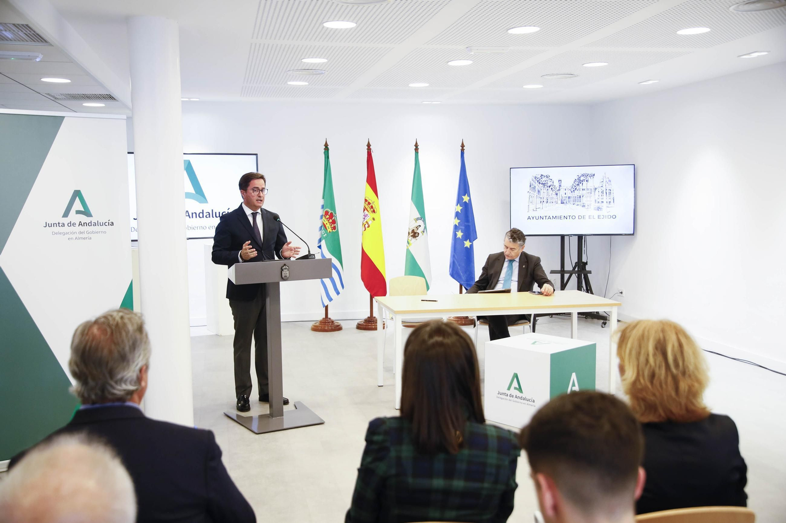 El consejero Antonio Sanz y el alcalde ejidense Francisco Góngora, firman un convenio para la creación de un Centro de Emprendimiento Digital, en imágenes