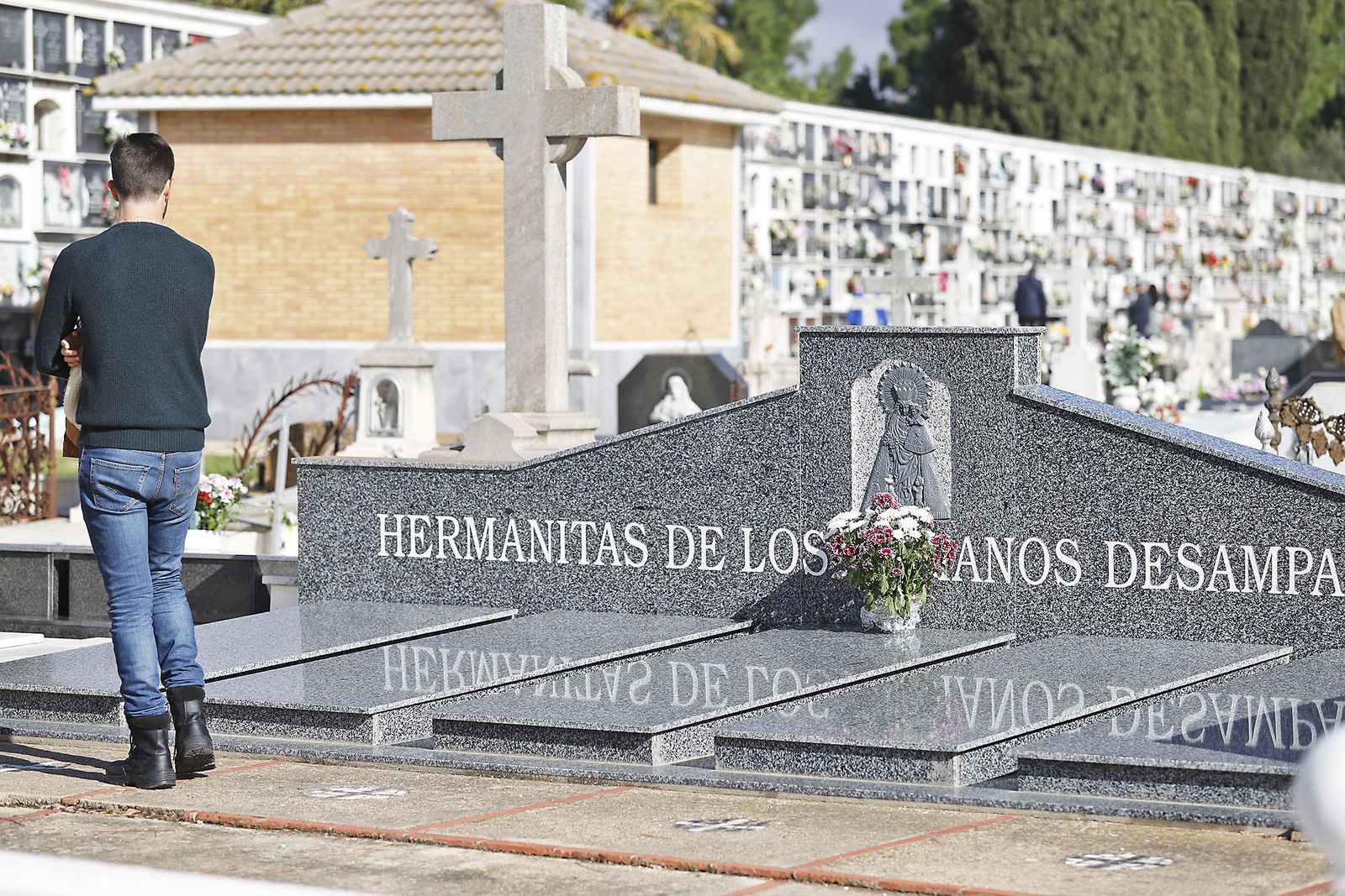 Imágenes del Día de Todos los Santos en el cementerio de la Soledad de Huelva