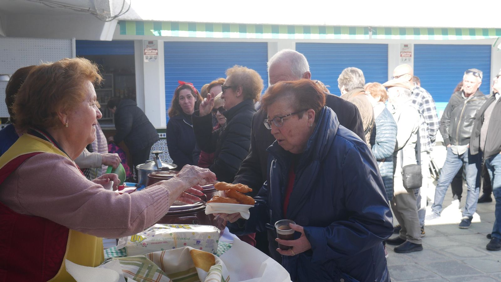 Los vecinos dieron buena cuenta del sabor de unos exquisitos buñuelos con chocolate.