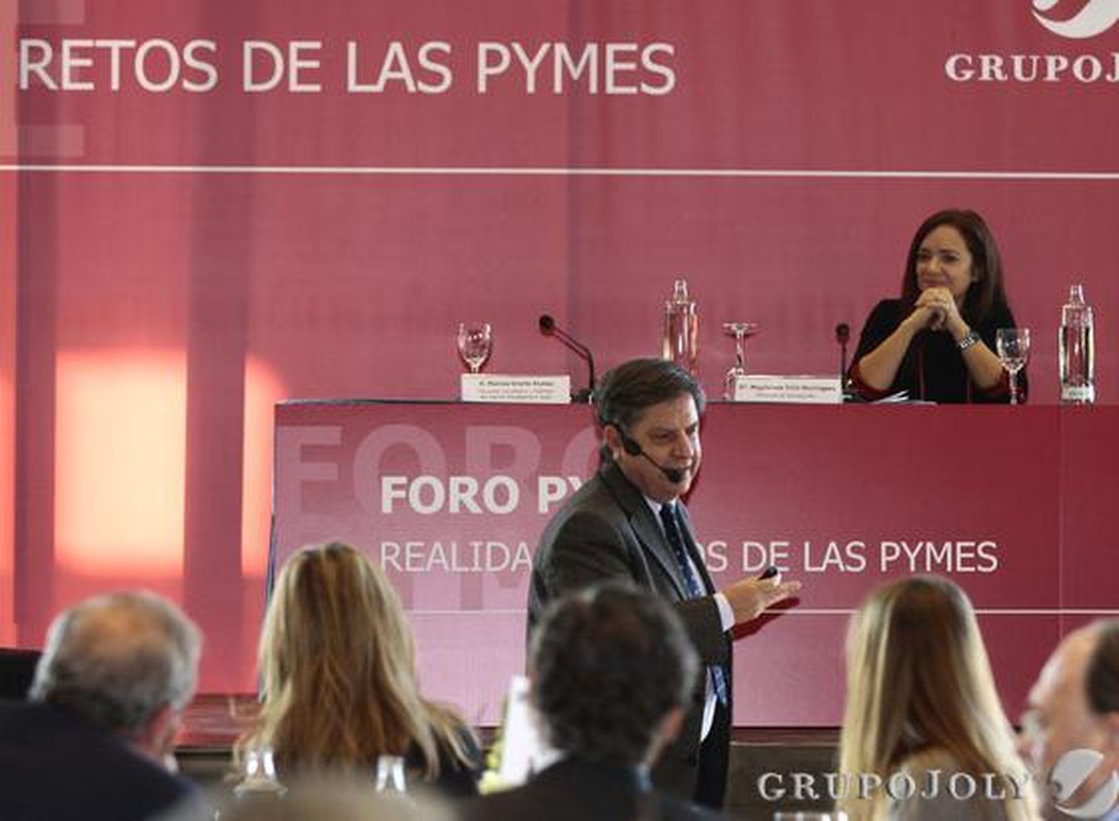 En el encuentro empresarial el consultor Marcos Urarte intentó dar respuesta a las grandes preguntas: ¿cuáles son las claves del éxito, qué garantiza la supervivencia de un proyecto y cuál es la fórmula de la competitividad?

Foto: Maria de la Cruz/ Pepe Villoslada