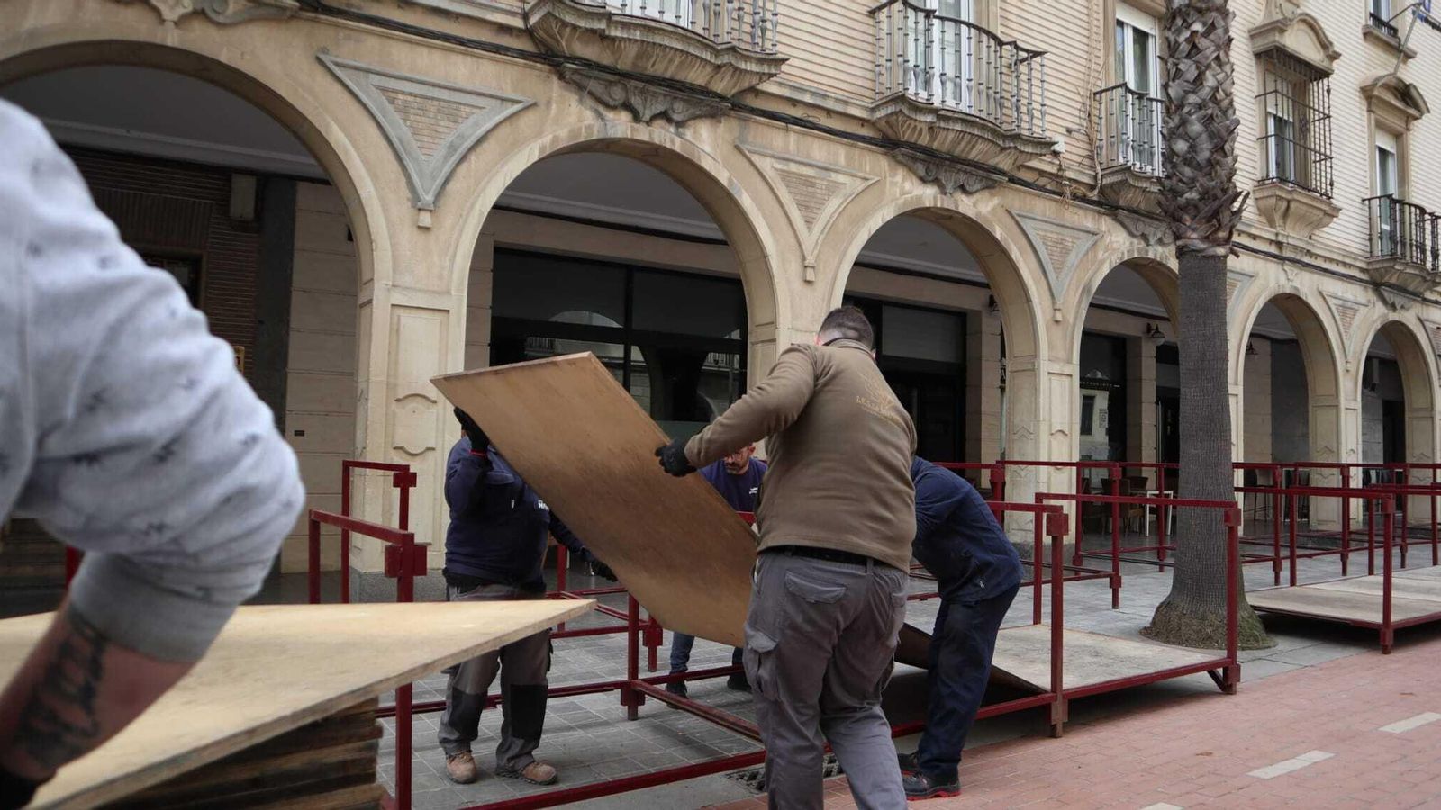 Empiezan a montar los palcos de la Carrera Oficial 2024