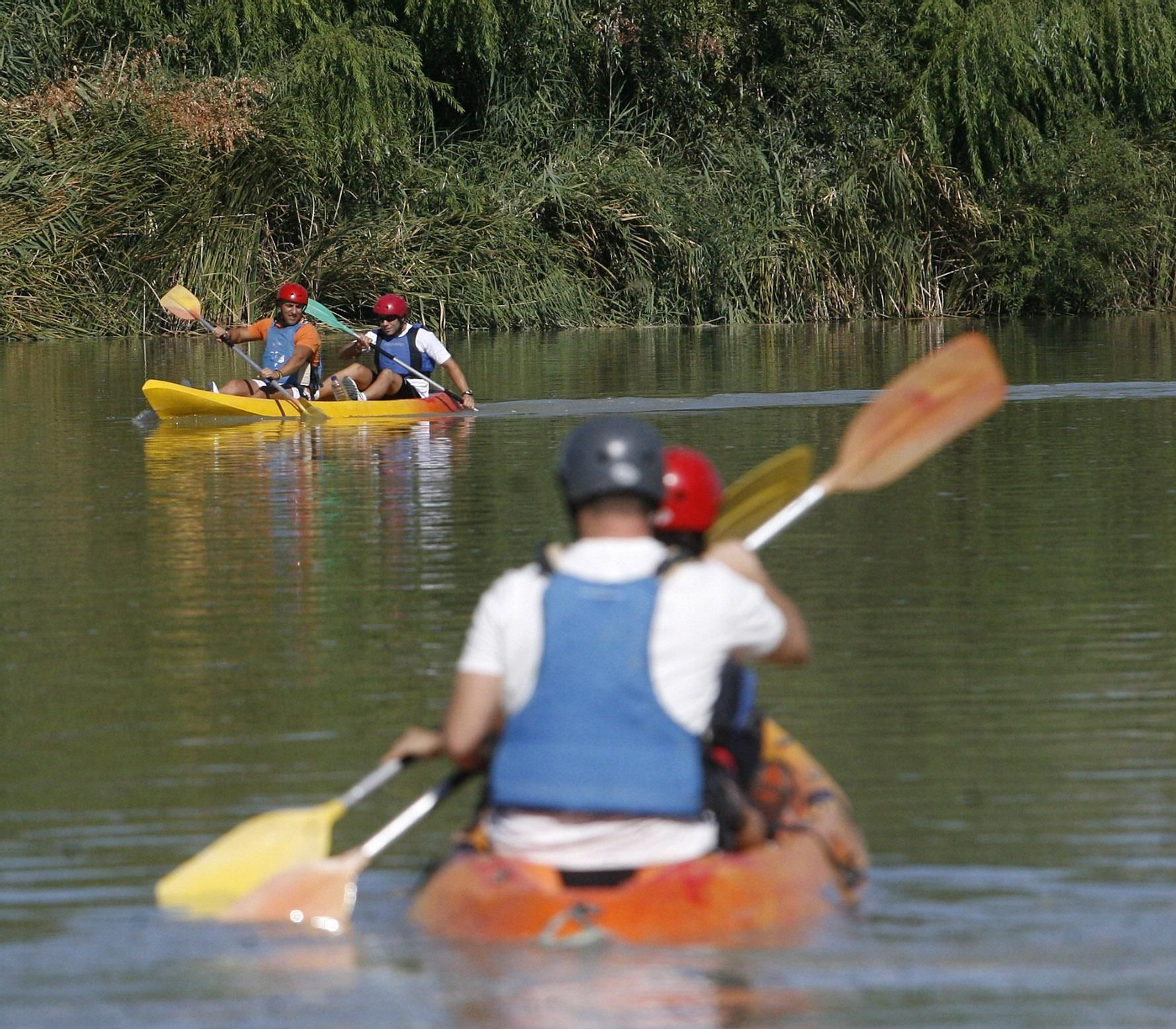 Piragüistas en un río.