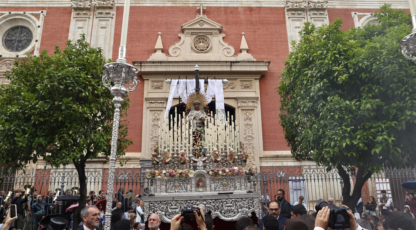 Los Desamparados del Parque Alcosa recorre el centro de Sevilla
