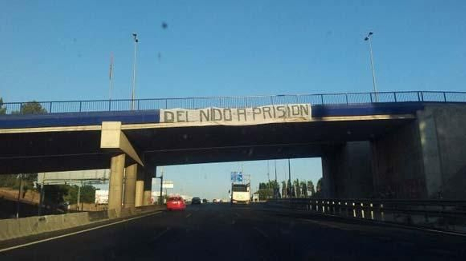 Grandes pancartas piden prisión para Del Nido en la SE-30 y la A-92