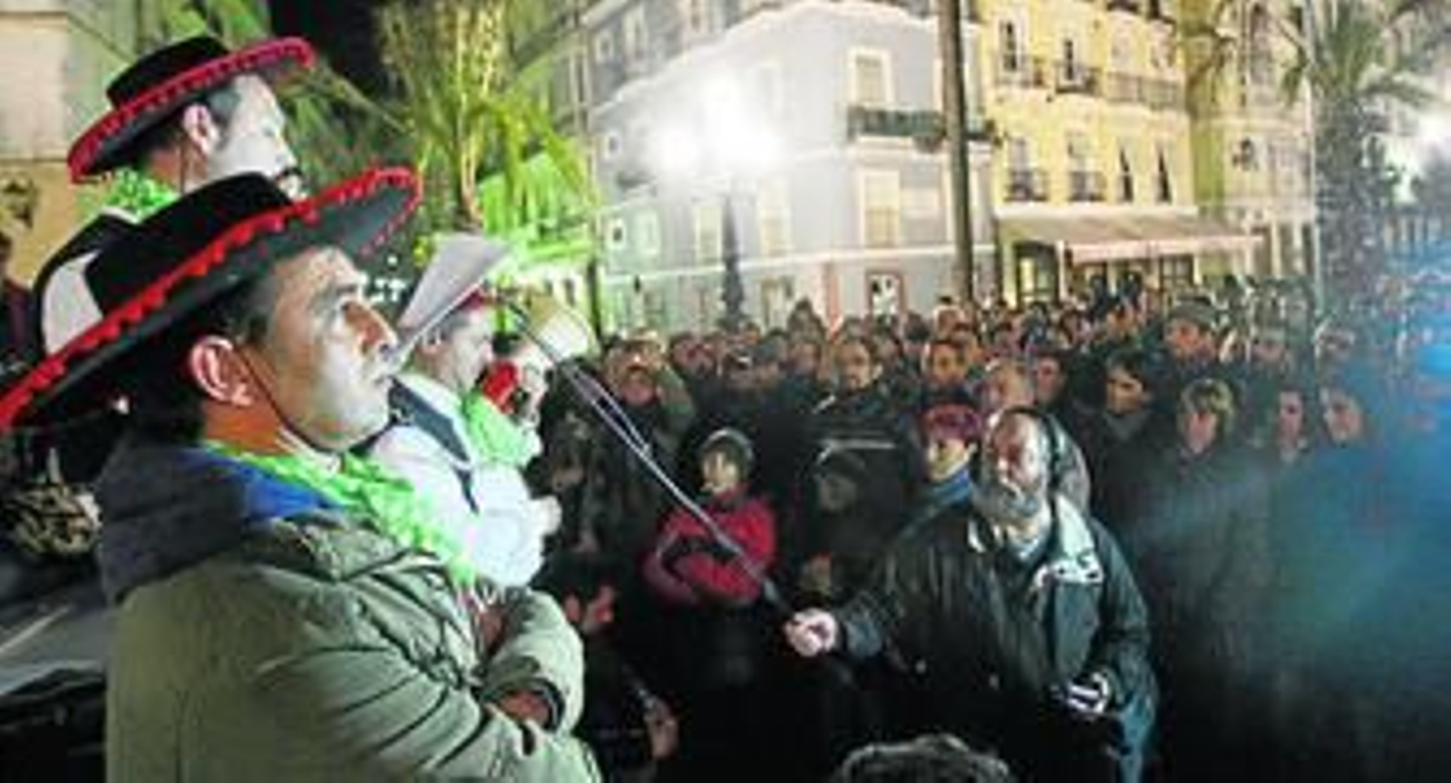 Un miembro de la chirigota 'Suspiritos de España' fue el encargado de leer el manifiesto.