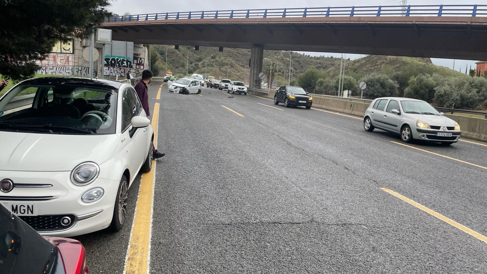 El coche al que se le reventó la rueda, cruzado en la calzada.