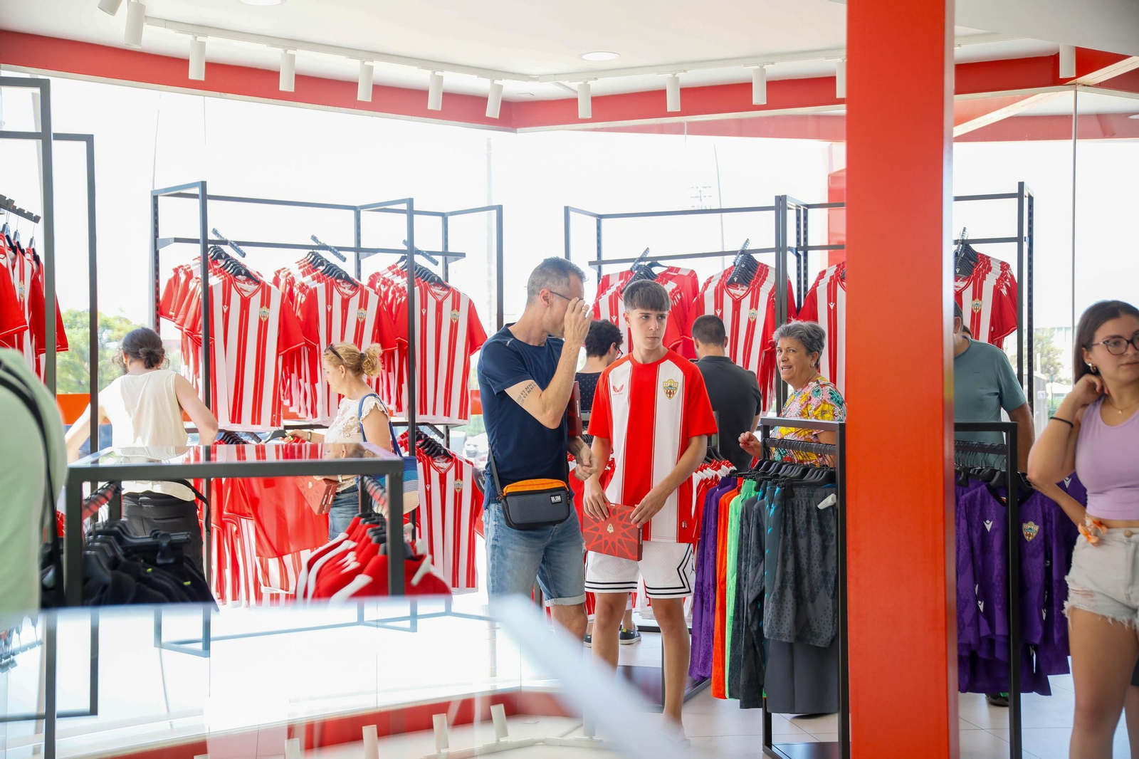 Las imágenes de la campaña de abonos de la UDA y apertura de la tienda del club