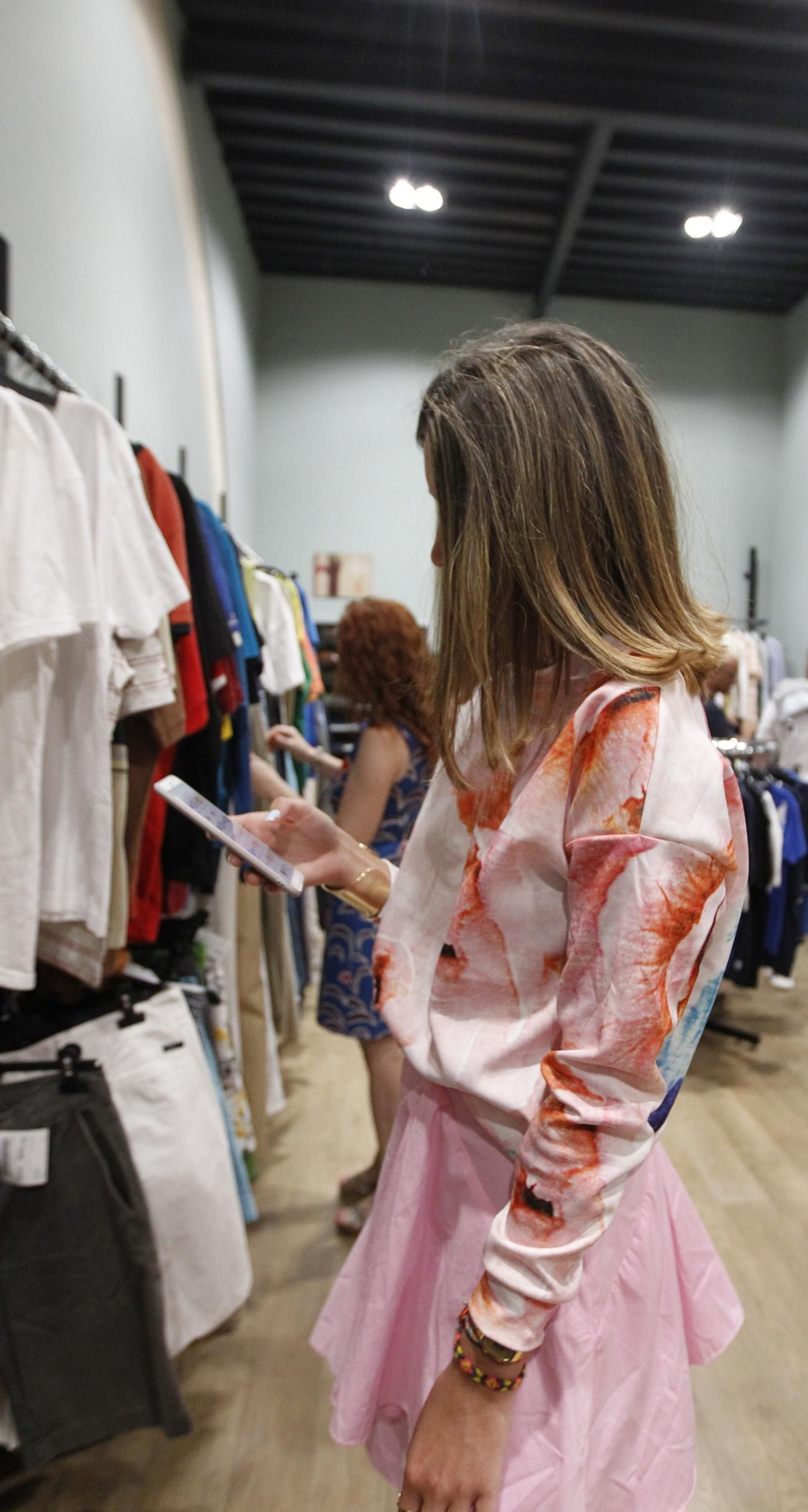 Fotogalería influencers en tienda Koopera Store Caritas Almería