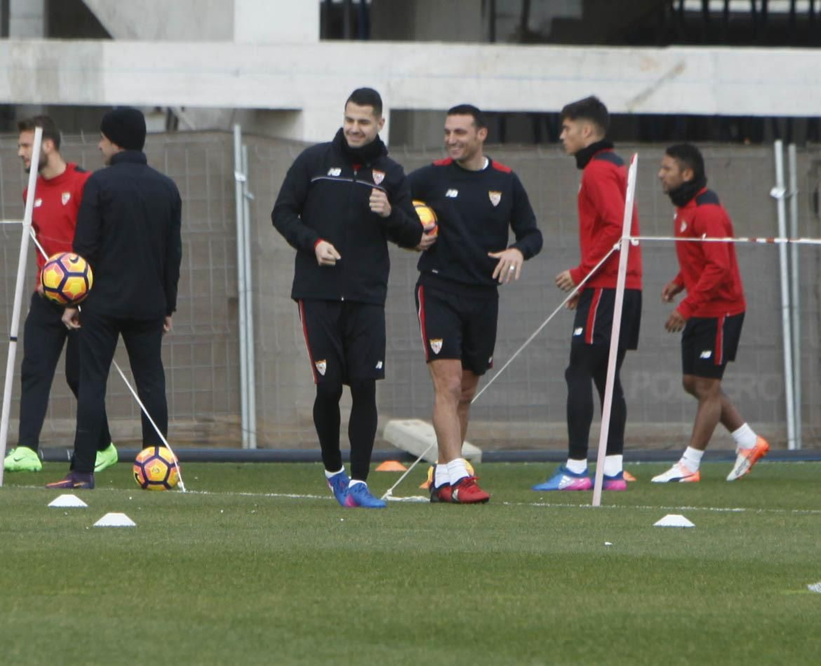 Vitolo bromea con Sacolini, ayudante de Sampaoli, con Franco Vázquez, Correa y Montoya realizando ejercicios al fondo.