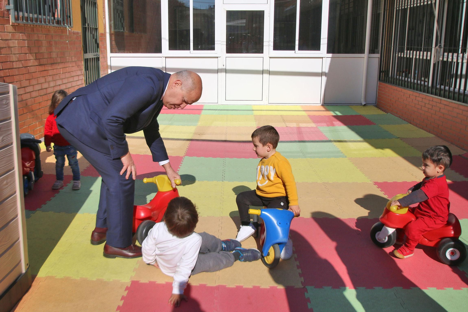 El consejero de Educación durante su visita a la Escuela Infantil La Esmeralda