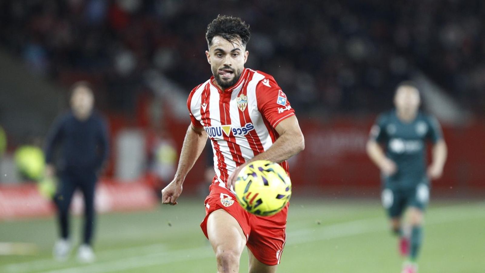 Arnau Puigmal, en plena cabalgada en el duelo ante el Huesca.