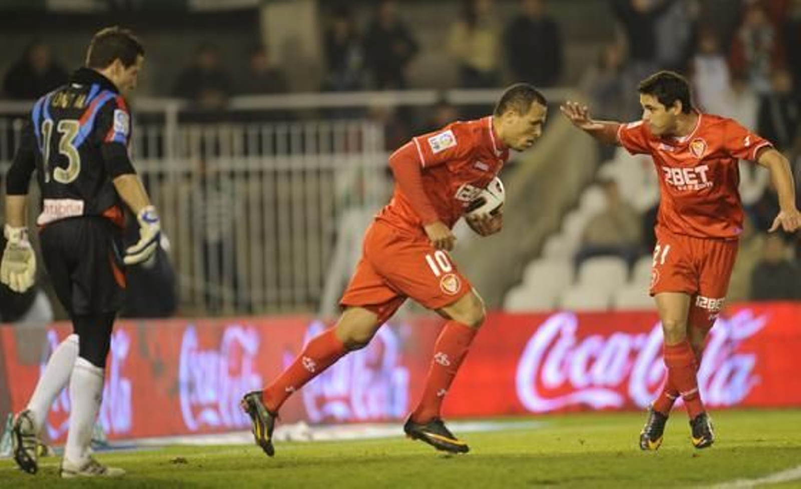 El Sevilla pierde un punto en el descuento frente al Racing (3-2). / Félix Ordóñez