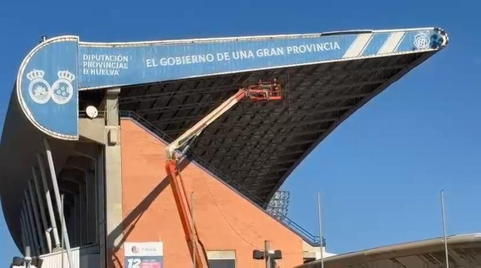 Los operarios reparan la cubierta del Nuevo Colombino