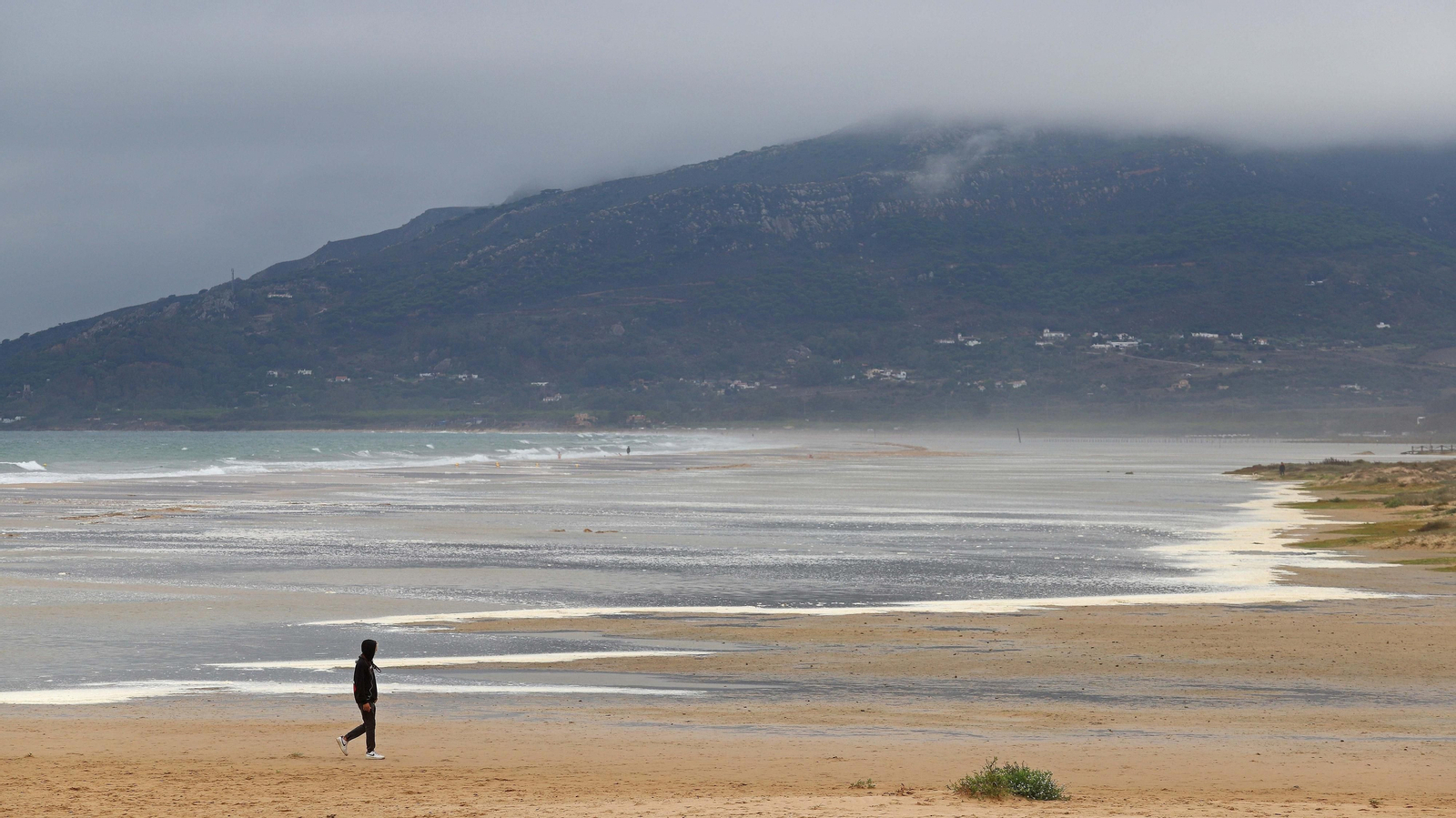 Fotos de la marea alta en la playa de Los Lances